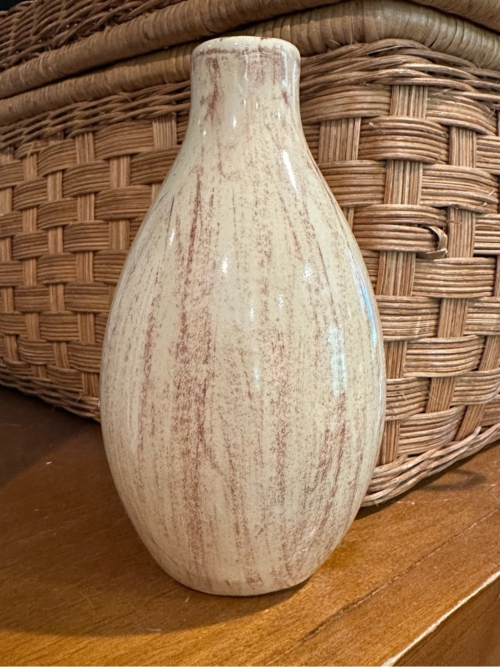 Wood grain ceramic vase or object • pottery